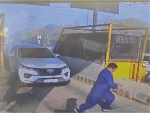 Hansi News: हांसी टोल प्लाजा पर कार चालक ने कर्मचारी को मारी टक्कर, कई फीट दूर जाकर गिरा कर्मी