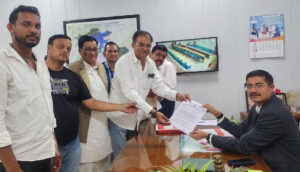 खंडवा कलेक्ट्रेट में कांग्रेस का हल्लाबोल: बिजली कटौती, फसल बीमा और ओंकारेश्वर सुरक्षा पर घेरा; आंदोलन की चेतावनी