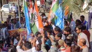 Congress MGNREGA Protest: सूरजपुर में कांग्रेस का ‘मनरेगा बचाव आंदोलन’, पैदल मार्च निकाल कर किया कलेक्टर ऑफिस का घेराव