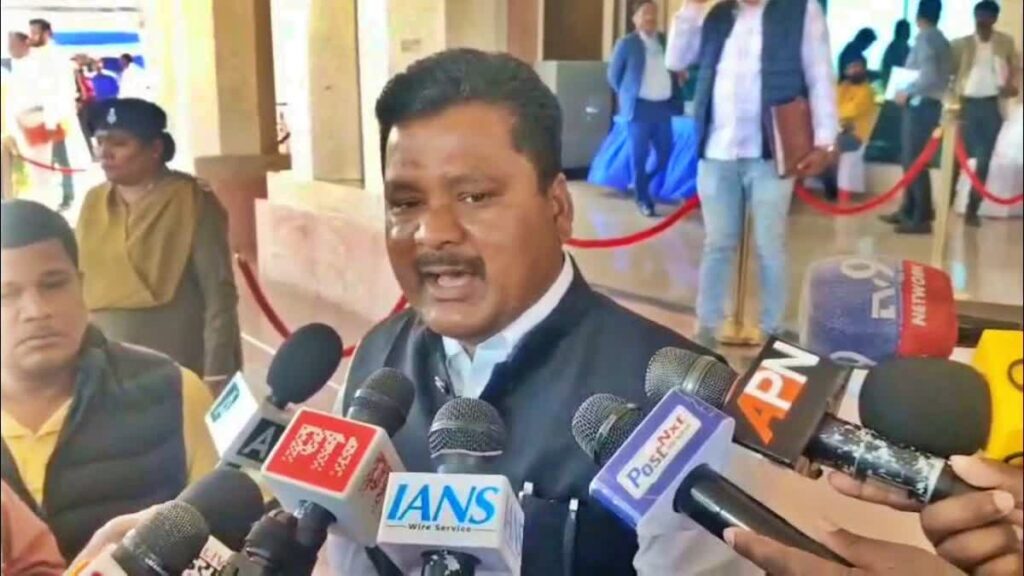 राहुल गांधी पर सीपी सिंह के इस बयान से भड़की कांग्रेस! राजेश कच्छप ने दे डाली ये बड़ी चुनौती