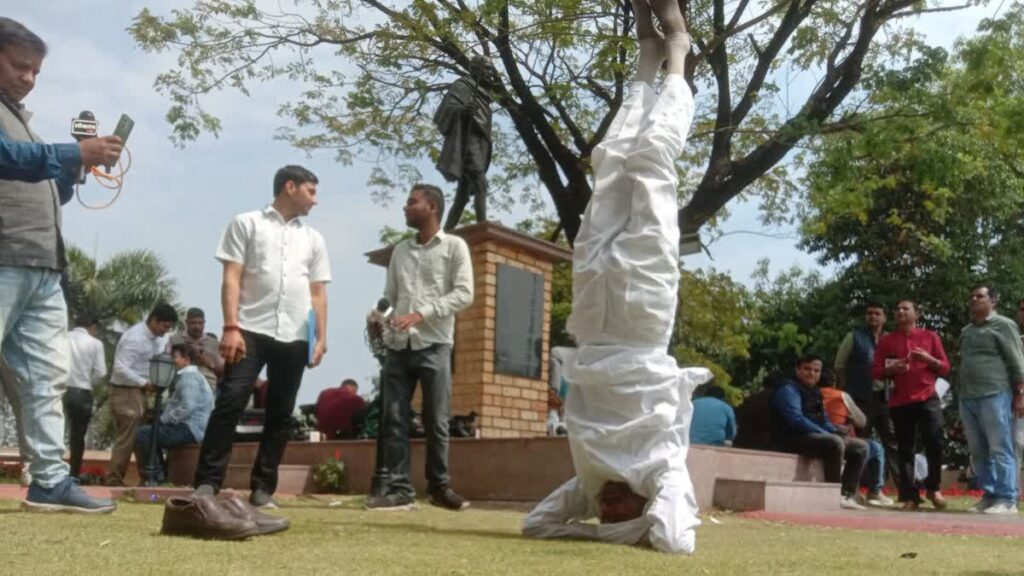 MP Assembly News: विधानसभा में कांग्रेस विधायक बाबू जंडेल का शीर्षासन, सरकार के खिलाफ अनोखा विरोध