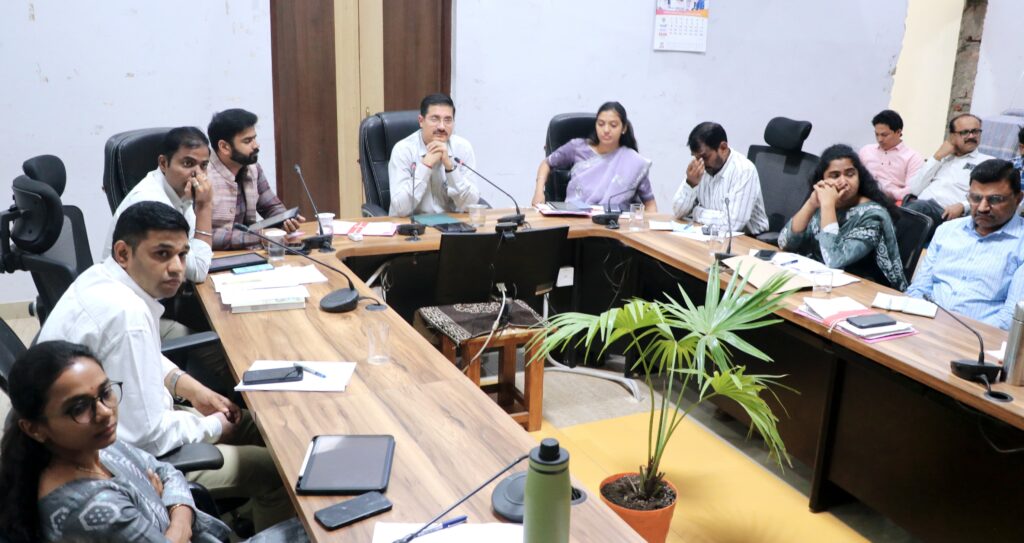 खंडवा कलेक्टर की सख्त चेतावनी: सीएम हेल्पलाइन में खराब ग्रेडिंग मिली तो कटेगा अधिकारियों का वेतन