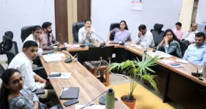 खंडवा कलेक्टर की सख्त चेतावनी: सीएम हेल्पलाइन में खराब ग्रेडिंग मिली तो कटेगा अधिकारियों का वेतन