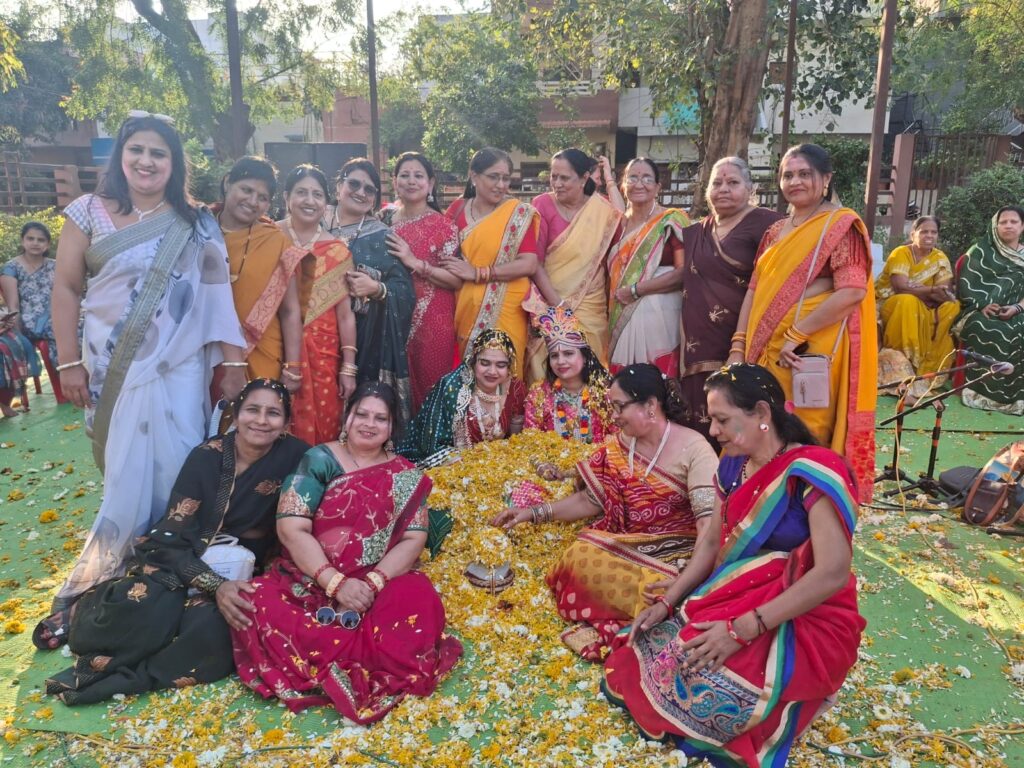 खंडवा में फाग उत्सव की धूम: नवचंडी महिला मंडल ने 50 किलो फूलों से खेली होली