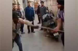 Ludhiana Crime News Today: लुधियाना में राहगीरों ने एक्टिवा सवार लुटेरों को पकड़ा, पुलिस के हवाले करने से पहले सिखाया सबक