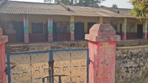 Baniyagaon Primary School: बनियागांव प्राथमिक स्कूल की शिक्षा व्यवस्था बेपटरी, स्कूल से गायब रहते हैं शिक्षक; ग्रामीणों ने लगाए गंभीर आरोप