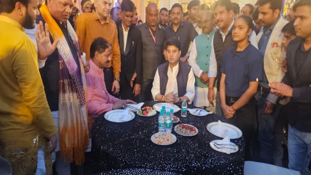 सिंधिया के लिए आए थे खास काजू, पीठ पलटते ही चट कर गए नेताजी! मेहमानों के सामने हुई किरकिरी