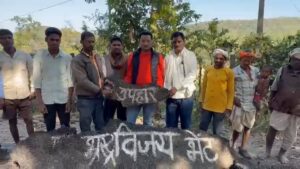 PMGSY Road Quality Controversy: सड़क उखाड़कर गुणवत्ता पर उठाए सवाल, अब कांग्रेस नेता पर हुई FIR