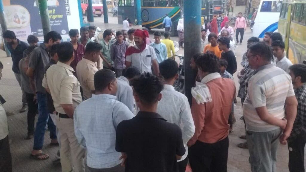 दिल चीर देने वाला मंजर: अचानक पिता ने तोड़ा दम, अनजान लोगों के बीच शव को निहारता रहा 4 साल का मासूम