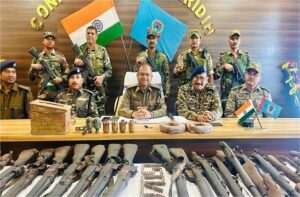 Jharkhand News: पारसनाथ पहाड़ी पर नक्सलियों को बड़ा झटका, जमीन के नीचे छिपा हथियारों का जखीरा बरामद