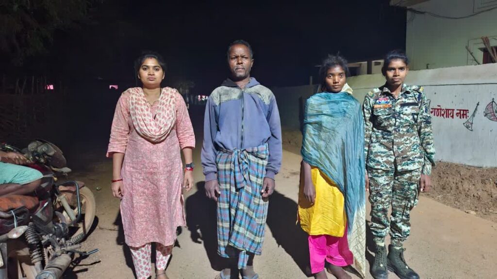 खाकी की संवेदनशीलता: अपनों से बिछड़ी मानसिक रूप से अस्वस्थ युवती के लिए फरिश्ता बनी दंतेवाड़ा पुलिस, ऐसे पहुंचाया घर