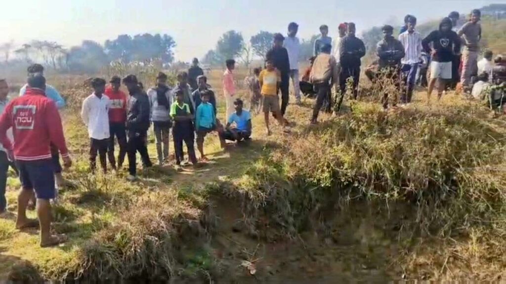 Dhanbad News: धनबाद में सनसनी; पानी से भरे गड्ढे में मिला अज्ञात व्यक्ति का शव, हत्या की आशंका से इलाके में हड़कंप