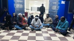 Dhamtari News: अस्पताल में इलाज नहीं मिलने से नाराज ग्रामीणों का धरना, रात में गायब मिले डॉक्टर