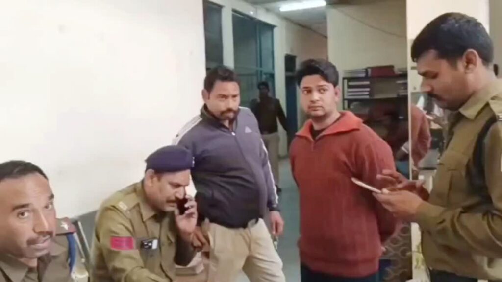 उज्जैन में बवाल: होटल में युवती के साथ पकड़ा गया युवक, लोगों ने की जमकर पिटाई, मोबाइल चेक किया तो उड़ गए होश!