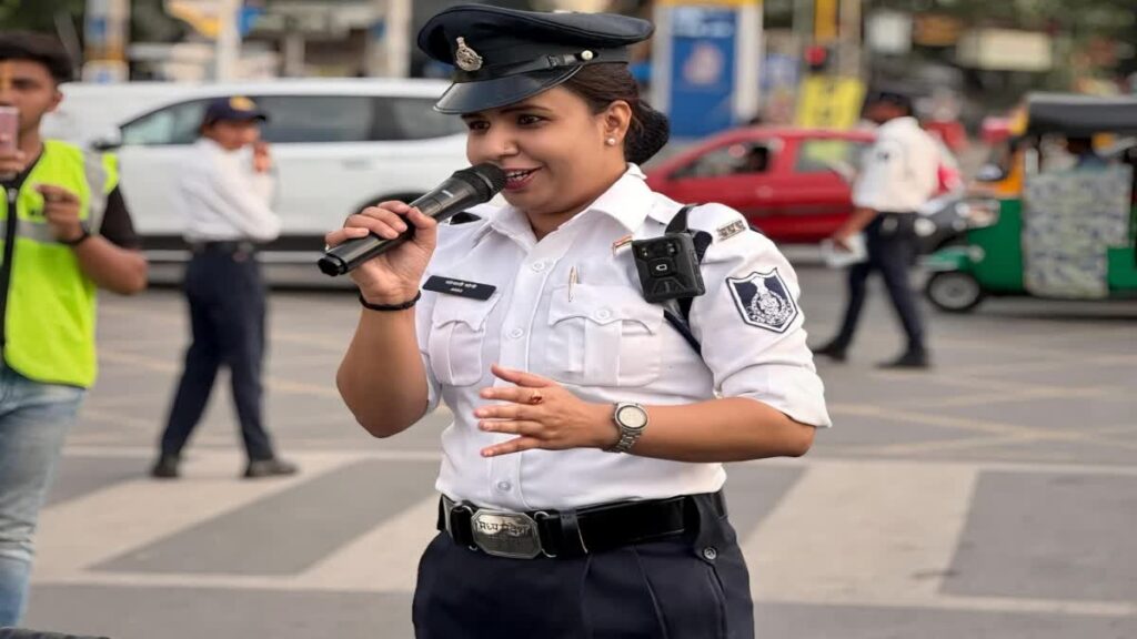 Lady Cop Sonali: सुरों से ट्रैफिक कंट्रोल और जज्बे से बचाई जान, महिला पुलिसकर्मी सोनाली ने पेश की मिसाल