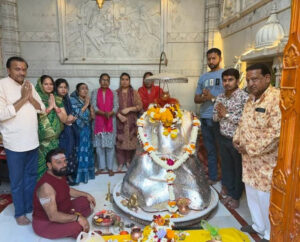 खंडवा: सराफा मंदिर से गूँजा ‘भोले की बारात’ का न्योता, पीले चावल बांटकर प्राचीन परंपरा से दिया निमंत्रण