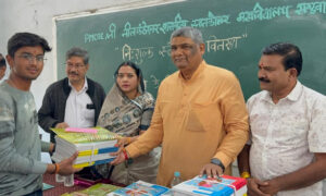 खंडवा: विधायक कंचन तनवे ने प्रधानमंत्री कॉलेज ऑफ एक्सीलेंस में छात्र-छात्राओं को बांटी स्टेशनरी