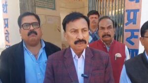 Chhattisgarh News: स्कूली छात्रों का सड़कों पर जानलेवा स्टंट, शिक्षा विभाग सख्त; सभी स्कूलों को जांच के आदेश जारी