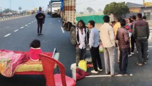 अनोखा चक्काजाम: जब बीच हाईवे पर पलंग लगाकर सो गए प्रदर्शनकारी, मनाने के लिए बुलानी पड़ी कलेक्टर