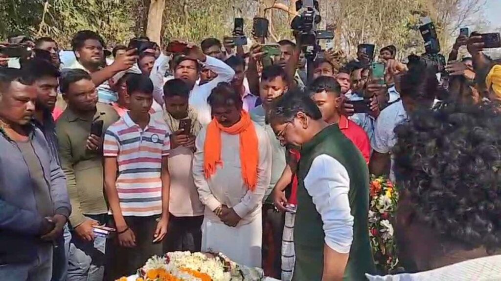 Jharkhand News: पूर्व CM चंपाई सोरेन के पौत्र के अंतिम संस्कार में पहुंचे हेमंत सोरेन, दी श्रद्धांजलि