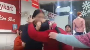 सोनभद्र: मॉल में गर्लफ्रेंड के साथ घूम रहा था पति, अचानक आ धमकी पत्नी; फिर जो हुआ उड़ जाएंगे होश