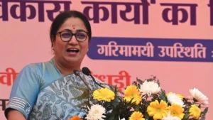 सियासी घमासान: अर्धनग्न प्रदर्शन पर CM रेखा के बिगड़े बोल! कांग्रेस ने याद दिलाया गांधी का त्याग, सियासी पारा चढ़ा