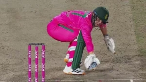 SA vs WI: शॉट मारते ही बीच से टूटा बैट, फिर जो हुआ उसे देख रह गए सब हैरान; साउथ अफ्रीका के हाथ से फिसली जीत