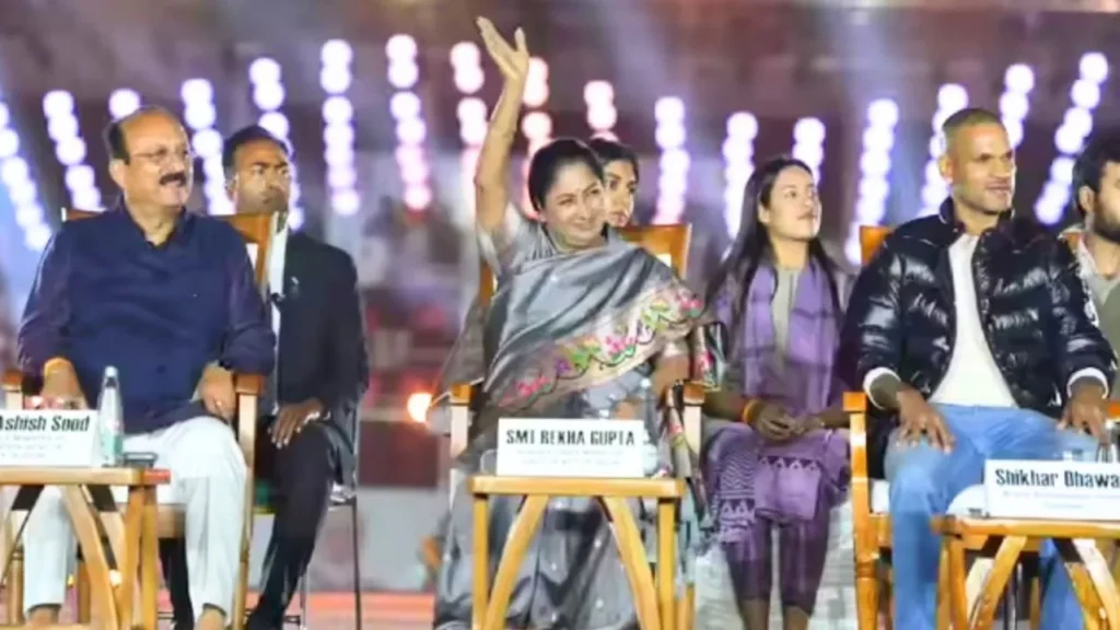 Delhi Khel Mahakumbh: दिल्ली में खेल महाकुंभ का शानदार आगाज, CM रेखा गुप्ता ने छत्रसाल स्टेडियम में फहराया परचम