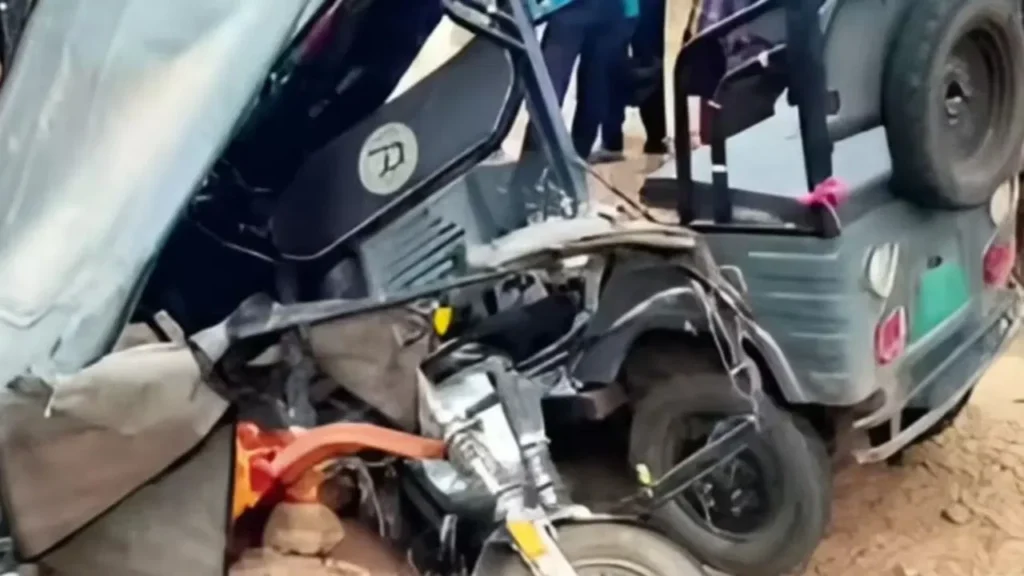 Delhi Accident: जनकपुरी में तेज रफ्तार का कहर! कार ने ई-रिक्शा को मारी टक्कर, 6 साल की बच्ची की मौत