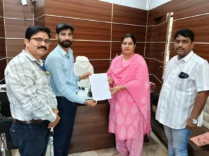 खंडवा नगर निगम की संवेदनशील पहल: महापौर अमृता यादव ने दिव्यांग शिशिर मिश्रा को सौंपा नियुक्ति आदेश