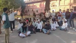 Lucknow University News: मस्जिद सील करने के आरोप पर लखनऊ विश्वविद्यालय में बवाल, छात्रों का भारी हंगामा और प्रदर्शन