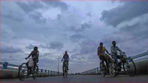 Weather Update: दिल्ली में गर्मी या फिर लौटेगी ठंड? यूपी-बिहार में कोहरा और पहाड़ों पर बर्फबारी का अलर्ट