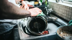 Kitchen Hacks: तवे और कढ़ाही के नीचे जमी काली पपड़ी कैसे छुड़ाएं? अपनाएं ये आसान घरेलू नुस्खे