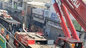 Agra Metro Accident: आगरा में मेट्रो निर्माण के दौरान बड़ा हादसा, जमीन धंसने से बियर शॉप पर गिरी क्रेन
