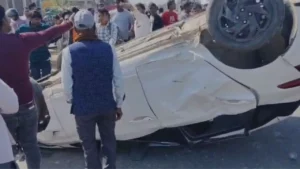 Firozabad Road Accident: फिरोजाबाद में तेज रफ्तार कार बेकाबू होकर पलटी, हादसे में दो की मौत, दो गंभीर रूप से घायल