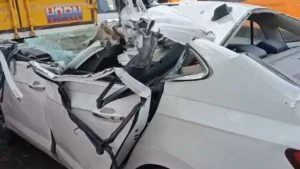 वैशाली में भीषण सड़क हादसा: कंटेनर की टक्कर से कार के उड़े परखच्चे, अररिया CS और पत्नी ने मौके पर ही तोड़ा दम