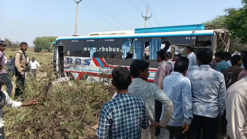 इफ्तार पार्टी में मच गई भगदड़! अचानक हुआ मधुमक्खियों का हमला, जान बचाने के लिए कोई टेबल के नीचे छिपा तो कोई कूदा नदी में