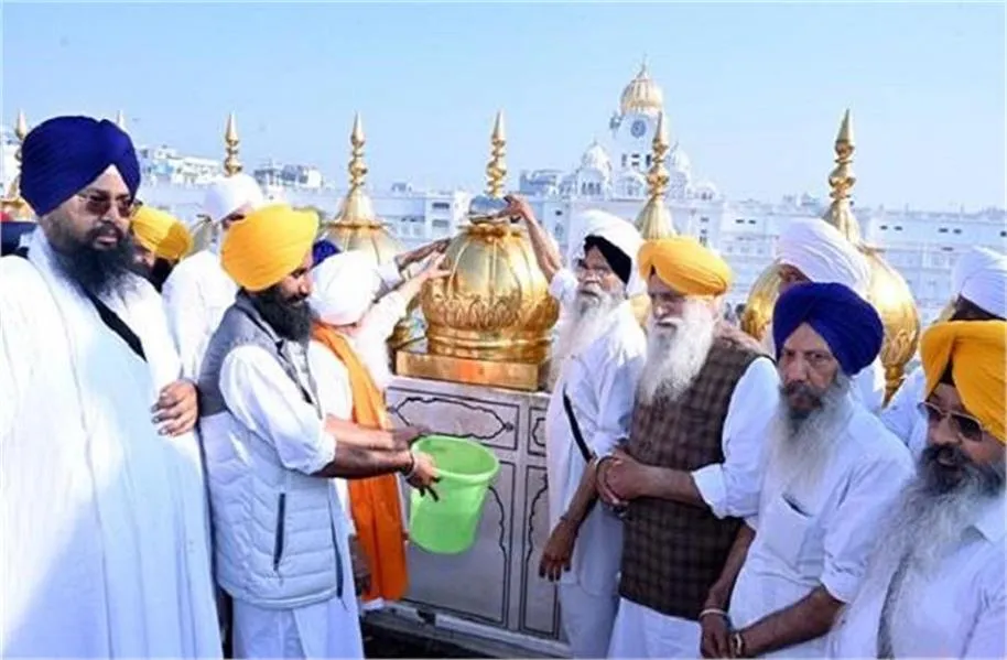 इफ्तार पार्टी में मच गई भगदड़! अचानक हुआ मधुमक्खियों का हमला, जान बचाने के लिए कोई टेबल के नीचे छिपा तो कोई कूदा नदी में