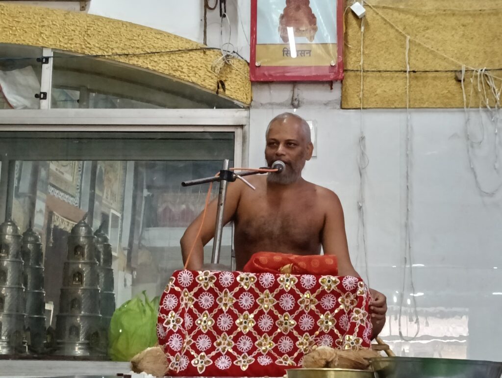 खंडवा: मुनि श्री विशोधसागर जी का संदेश— ‘आचरण ही पूजनीय है, सुविधाओं के पीछे भागकर संस्कार न भूलें’