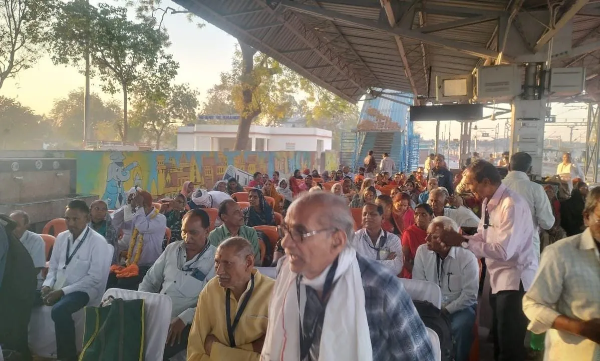 ‘मुख्यमंत्री तीर्थ दर्शन योजना’: खंडवा से 250 बुजुर्ग रामेश्वरम रवाना, ढोल-नगाड़ों और राम भजनों के साथ हुई भव्य विदाई