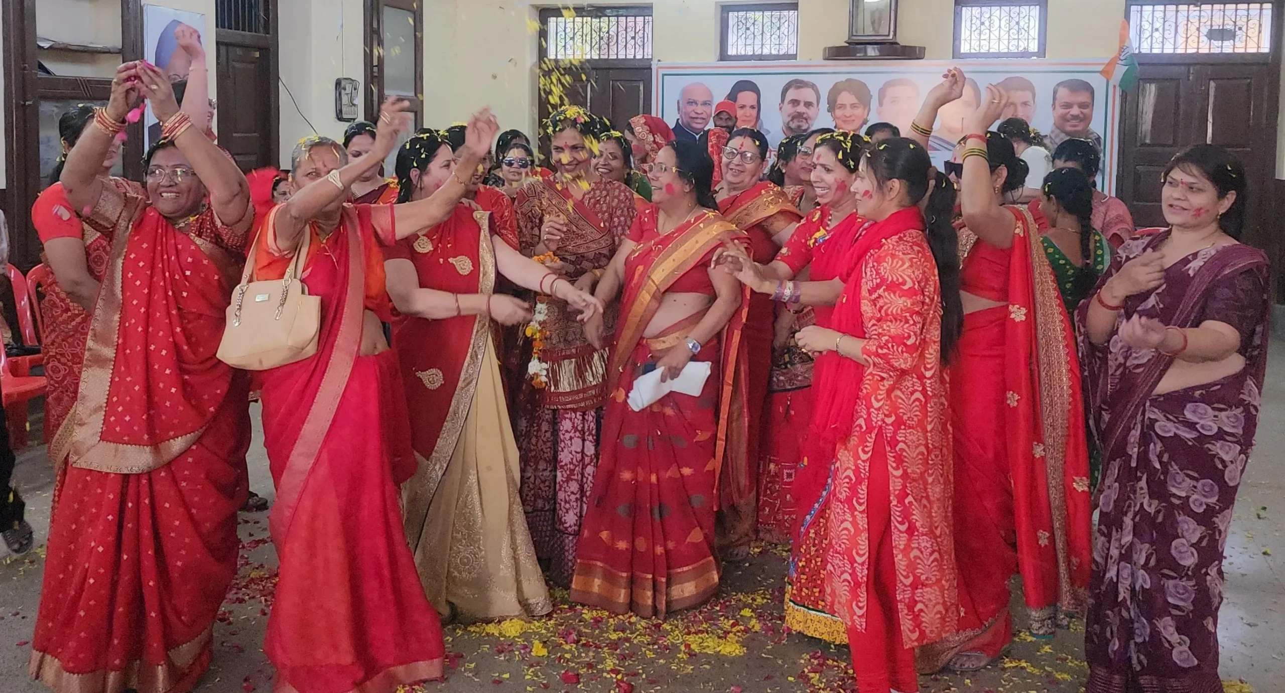 खंडवा गांधी भवन में कांग्रेस का फाग उत्सव: फूलों की होली के साथ झूमीं महिलाएं, उत्कृष्ट कार्य करने वाली मातृशक्ति का हुआ सम्मान