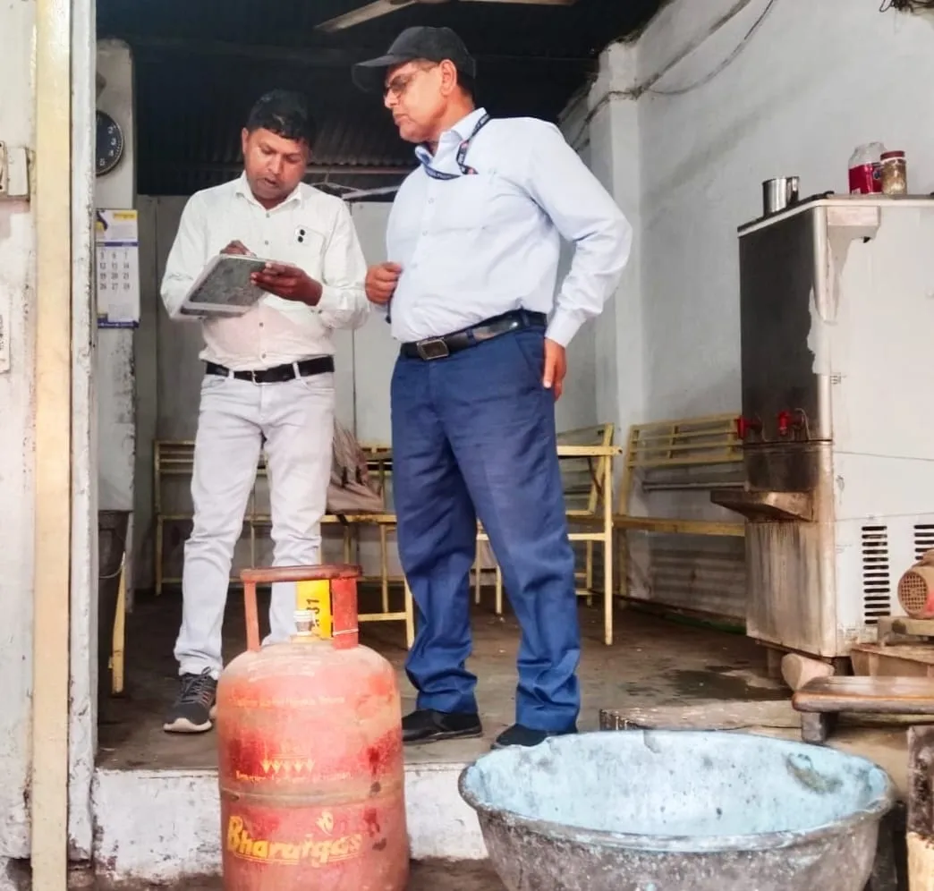 खंडवा में होटलों पर खाद्य विभाग का छापा: व्यावसायिक उपयोग करते 18 घरेलू गैस सिलेंडर जब्त, कलेक्टर के निर्देश पर कार्रवाई