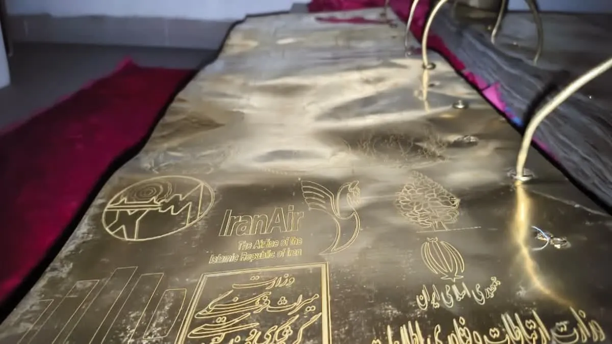 Indore News: इंदौर में पीतल की किताब में दर्ज हुआ आयतुल्लाह खामेनेई का नाम, ईरान के सुप्रीम लीडर को समर्पित की खास कलाकृति