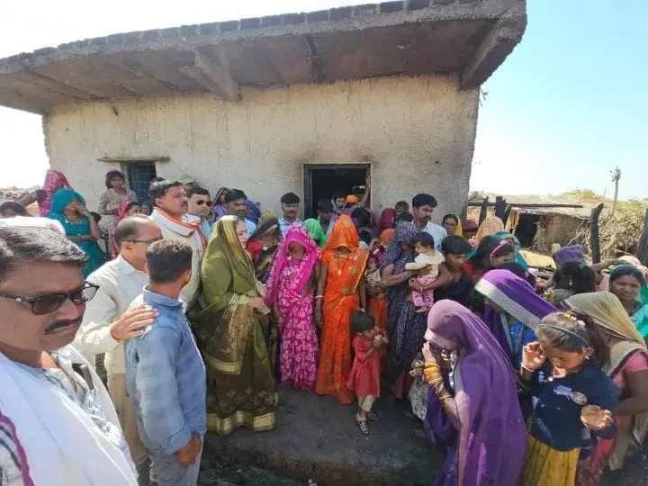 जामली खुर्द अग्निकांड: पीड़ितों के बीच पहुँचीं विधायक छाया मौरे, राशन बांटा और जल्द मुआवजा दिलाने का दिया भरोसा