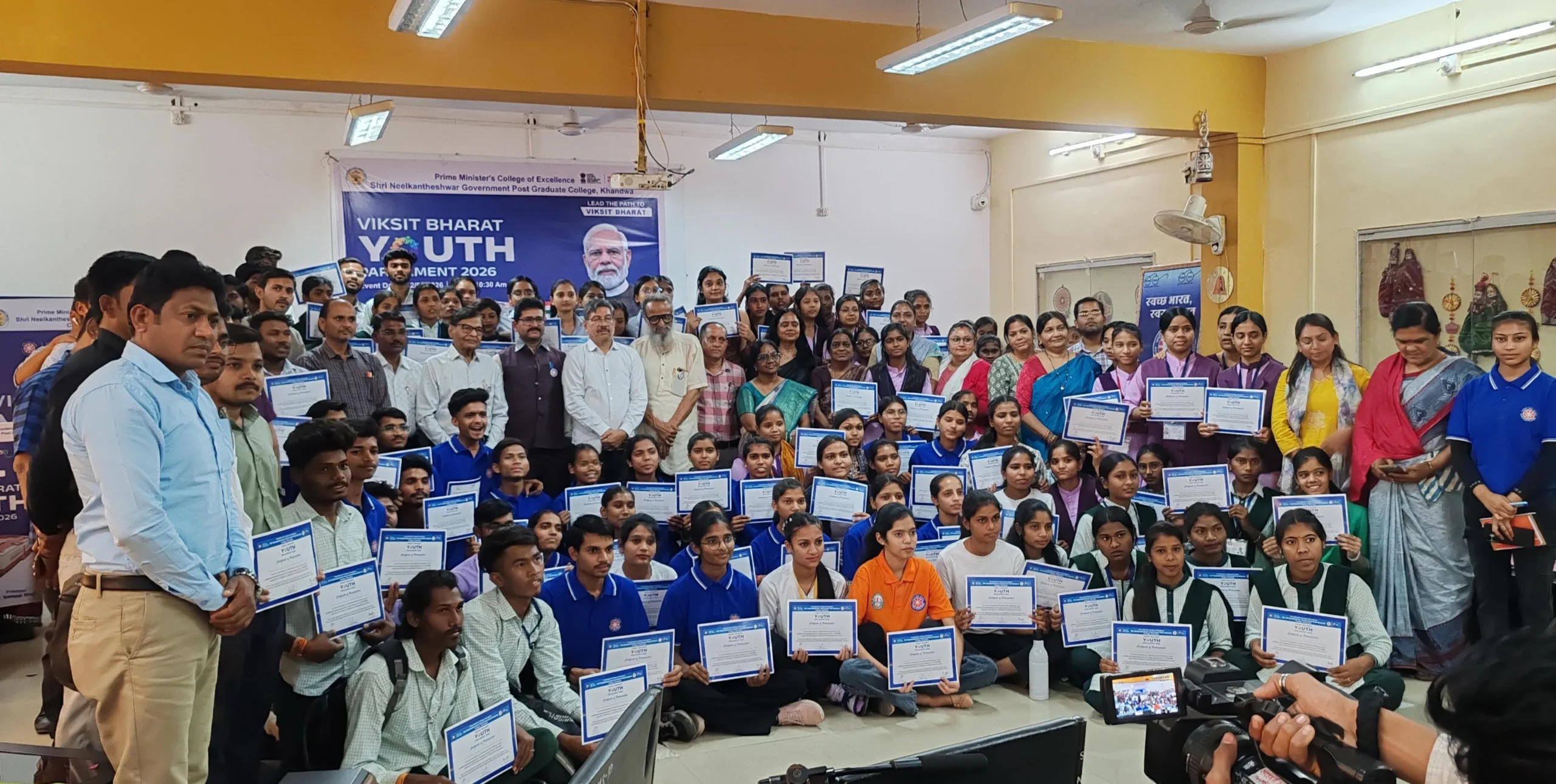 पीएम कॉलेज ऑफ एक्सीलेंस खंडवा में गूंजी युवाओं की आवाज: जिला स्तरीय युवा संसद में 209 प्रतिभागियों ने दी प्रस्तुति