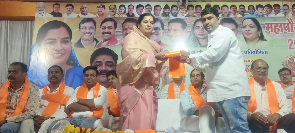 खंडवा में क्रिकेट का फीवर: जिमखाना मैदान पर पहली बार शुरू हुआ ‘महापौर ट्रॉफी 2026’ नाइट टूर्नामेंट, 16 टीमें ले रहीं हिस्सा