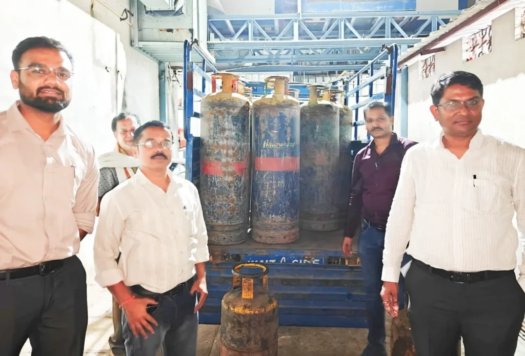 खंडवा में बड़ी कार्रवाई: टिक्कड़ कैंटीन पर प्रशासन का छापा, 1.71 लाख रुपये के 27 अवैध कमर्शियल गैस सिलेंडर जब्त