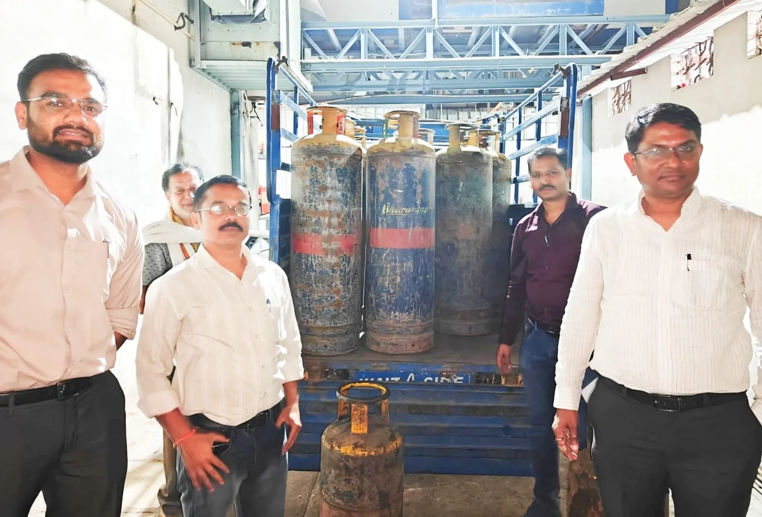 खंडवा में बड़ी कार्रवाई: टिक्कड़ कैंटीन पर प्रशासन का छापा, 1.71 लाख रुपये के 27 अवैध कमर्शियल गैस सिलेंडर जब्त