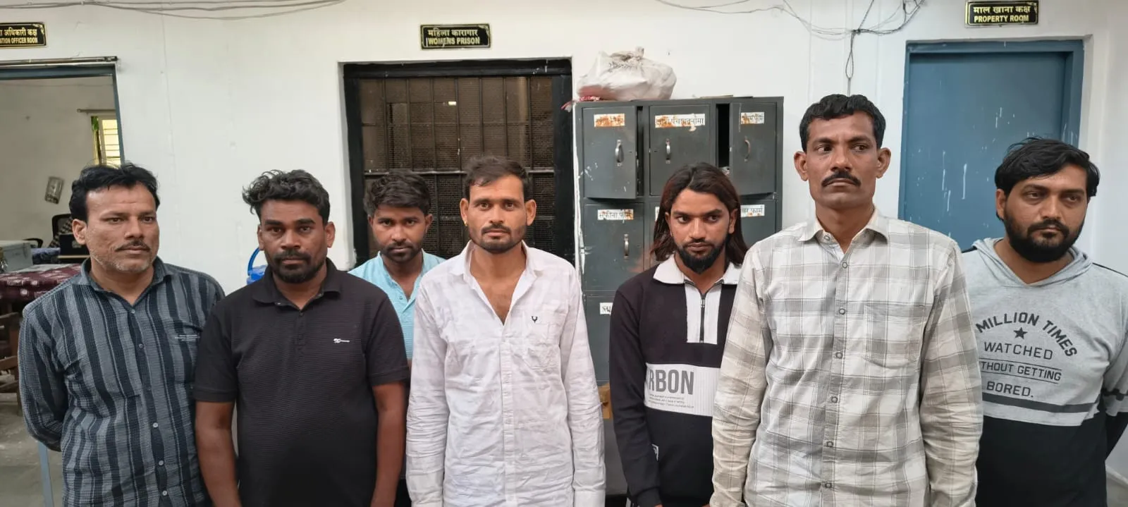 खालवा पुलिस की दबिश: ताश के पत्तों पर दांव लगाते 7 आरोपी धराए, ‘दिलजले’ सहित 3 सरगना मौके से फरार