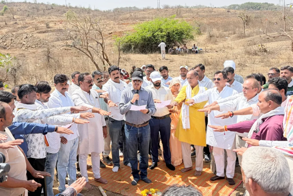 खंडवा में भूजल संरक्षण के लिए ‘गांव का पानी गांव में’ अभियान शुरू, कलेक्टर ने किया श्रमदान